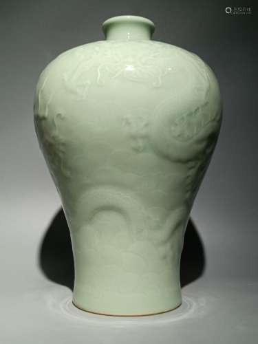 Bean green glaze plum vase with five dragon sea patterns