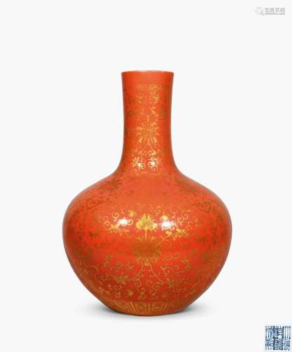 清晚期 珊瑚红描金缠枝莲三多万福万寿图天球瓶