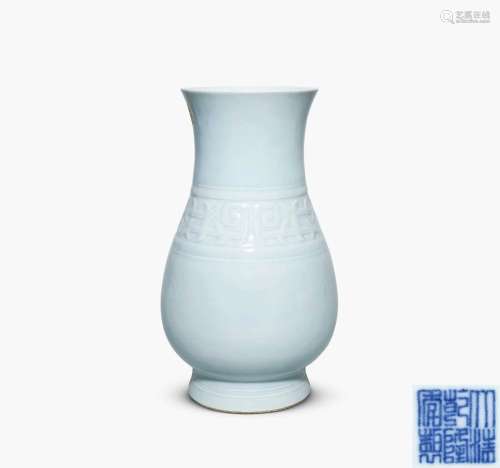 清中期 天蓝釉凸花螭龙纹觯式瓶