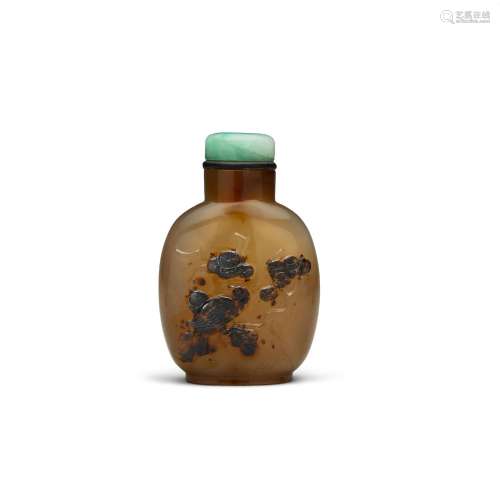 A CARVED CAMEO AGATE 'BIRD AND PINE' SNUFF BOTTLE 1750-1860