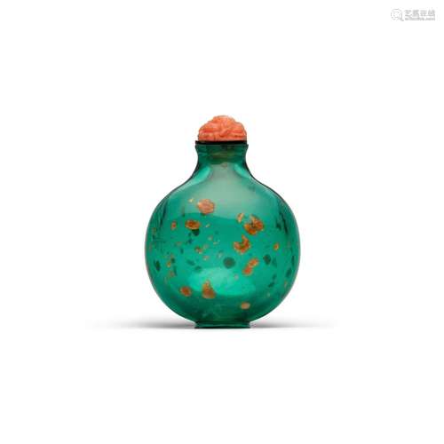 AN EMERALD-GREEN GLASS SNUFF BOTTLE WITH AVENTURINE SPLASHES...