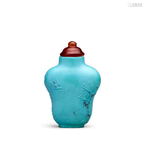 A CARVED TURQUOISE SNUFF BOTTLE Early 20th century