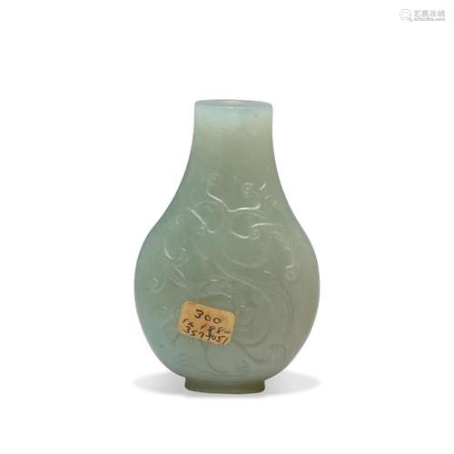 A SEMI-TRANSPARENT CELADON JADE SNUFF BOTTLE 1770-1870