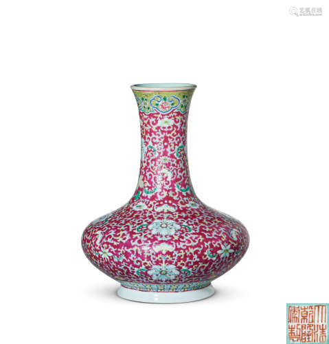 十九世纪 胭脂红地粉彩缠枝花卉纹荸荠瓶