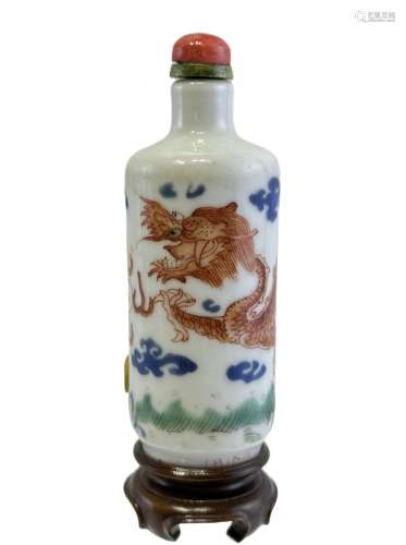 A famille rose snuff bottle, Qing Dynasty Pr.