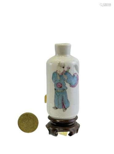 A famille rose snuff bottle, Qing Dynasty Pr.