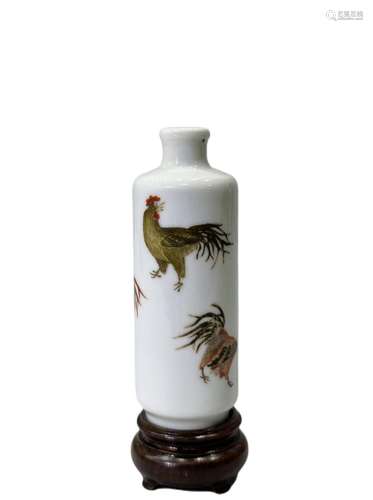 A famille rose snuff bottle, Qing Dynasty Pr.