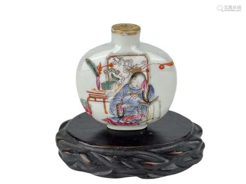 A famille rose snuff bottle, Qing Dynasty Pr.