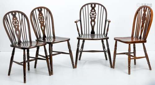 Drei Windsor-Chairs und ein Windsor-Armchair