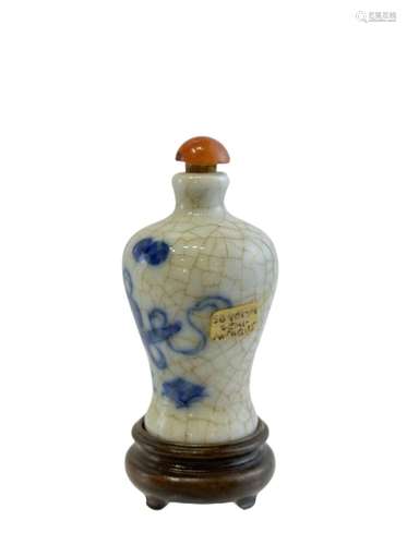 A ice-crackled blue&white snuff bottle, Qing Dynasty Pr.