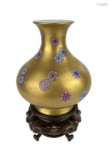 A very rare goden colour ground of vase, QianLong Pr.