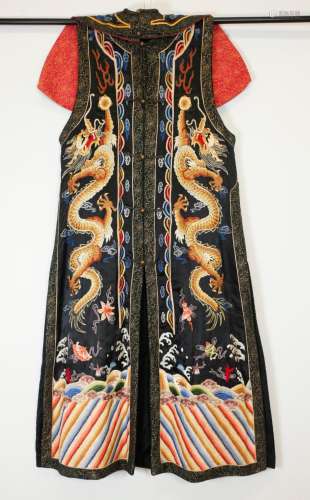 Chinese Manchu Embroidered Dragon Coat & Collar