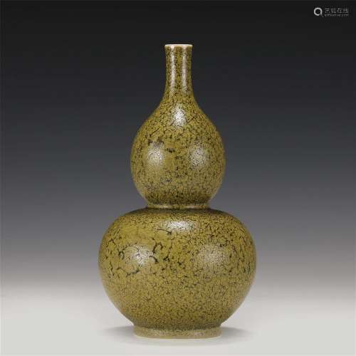 A CHINESE PORCELAIN DOUBLE-GOURDS VASE