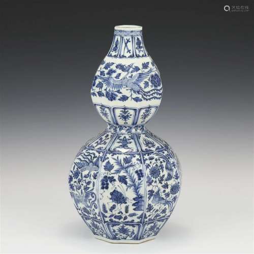 A CHINESE BLUE AND WHITE DOUBLE-GOURD VASE