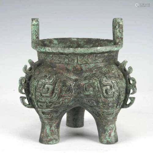 A CHINESE ARCHAIC BRONZE TRIPOD VESSEL DING