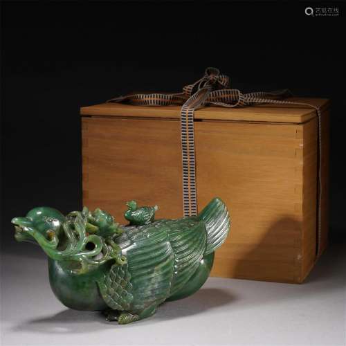 A CHINESE CARVED SPINACH GREEN JADE CONTAINER