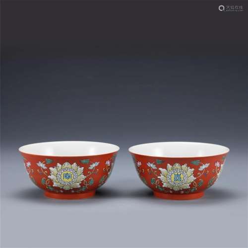 A PAIR OF FAMILLE ROSE PORCELAIN BOWLS