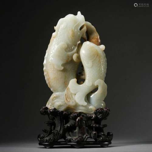 A FINE CHINESE CARVED JADE DOUBLE FISHES DECORATION