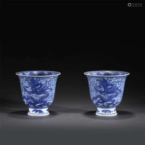 A PAIR OF BLUE AND WHITE PORCELAIN BOWLS