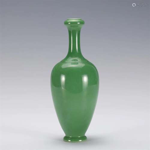 A CHINESE GREEN GLAZE PORCELAIN VASE