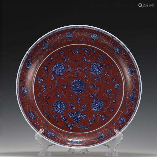 A CHINESE RED BACKGROUND BLUE AND WHITE DISH