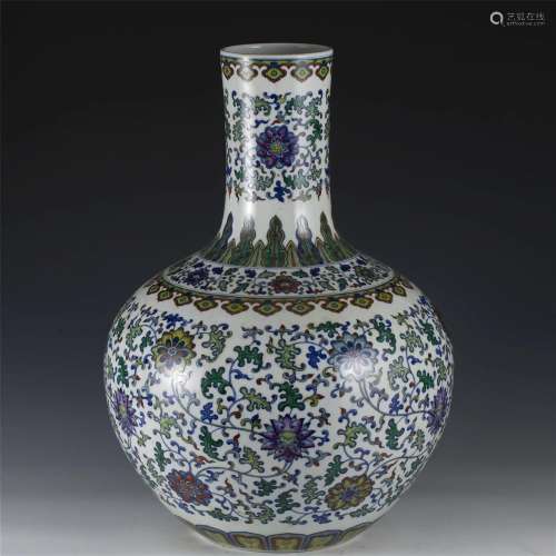 A BLUE AND WHITE PORCELAIN VASE,QING
