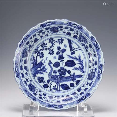 A CHINESE BLUE AND WHITE PORCELAIN DISH