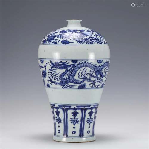 A CHINESE BLUE AND WHITE PORCELAIN VASE