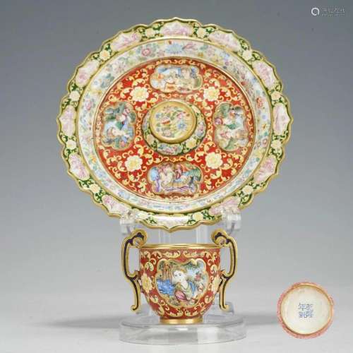 A SET OF CHINESE PAINTED ENAMEL FIGURAL STORY CUP WITH TRAY