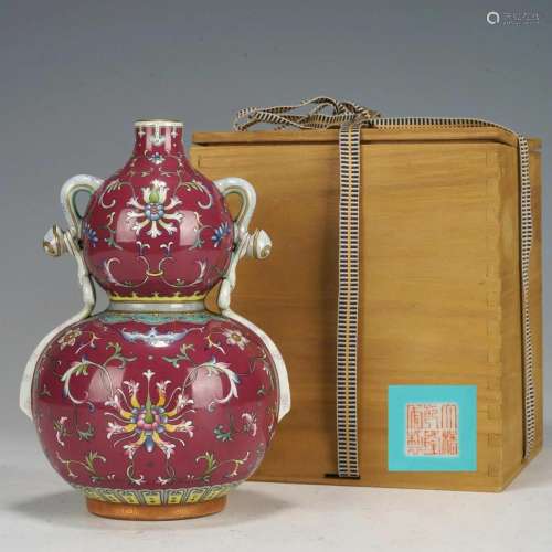 A CHINESE FAMILLE ROSE DOUBLE GOURDS VASE