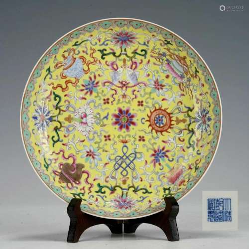 A CHINESE YELLOW GROUND AND FAMILLE ROSE PLATE