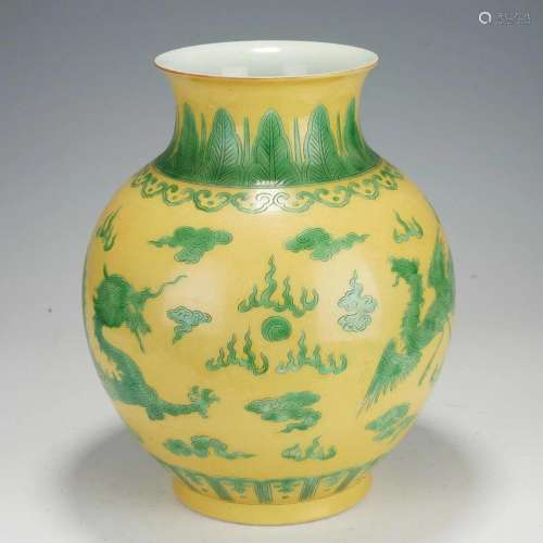 A CHINESE YELLOW GROUND AND GREEN ENAMELED DRAGON JAR