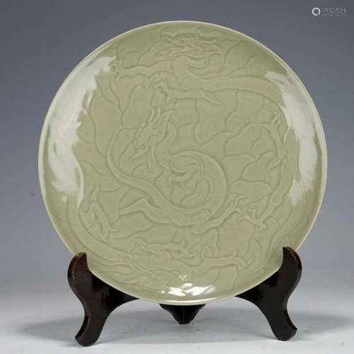 A CHINESE INCISED YAOZHOU-TYPE DRAGON PLATE