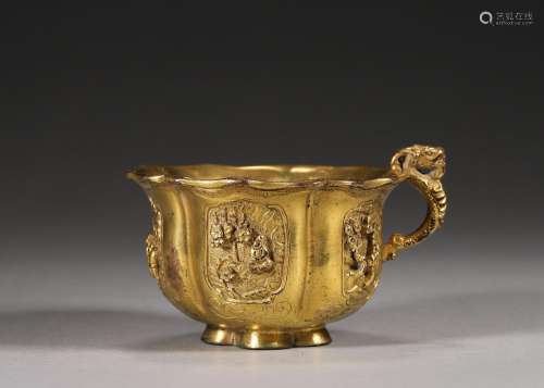 A flower shaped figure patterned gilding copper cup
