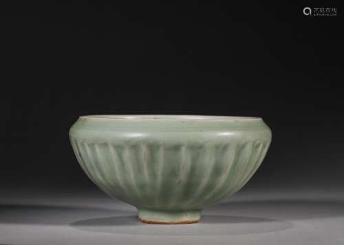 A Longquan kiln porcelain daisy petal bowl