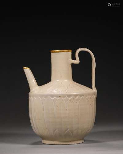A lotus petal patterned Ding kiln porcelain ewer