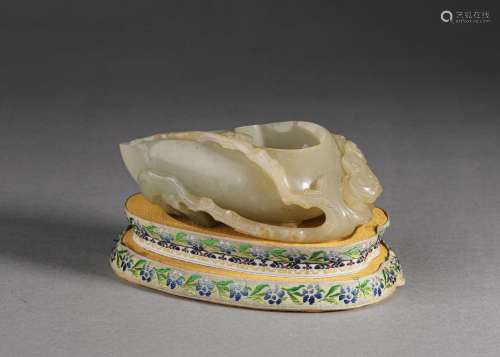 A lucid ganoderma patterned jade water pot