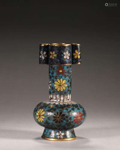 A double-eared flower patterned cloisonne vase, Jingtai peri...