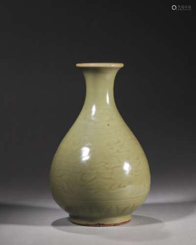 A Longquan kiln flower porcelain yuhuchunping