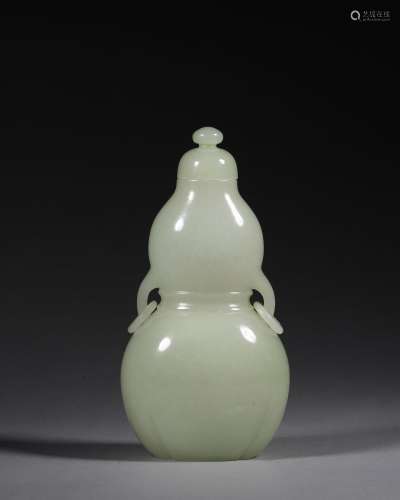 A gourd shaped double-eared jade vase