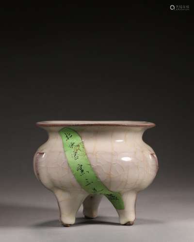 A three-legged Guan kiln porcelain censer