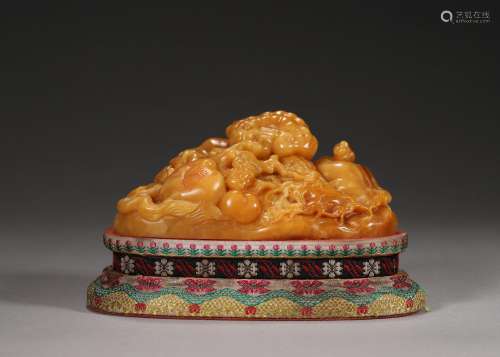 A peach and bat patterned tianhuang Shoushan soapstone seal