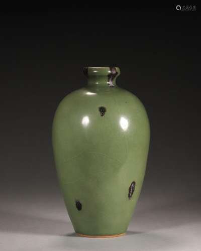 A spotted Longquan kiln porcelain vase