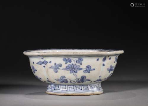 A blue and white flower porcelain begonia shaped washer