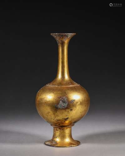 A gilding copper vase