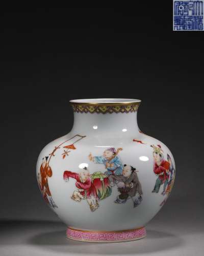 A famille rose figure porcelain vase, Qianlong period, Qing ...