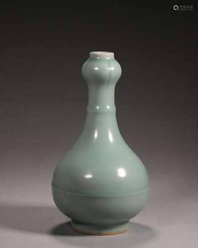 A Longquan kiln porcelain vase