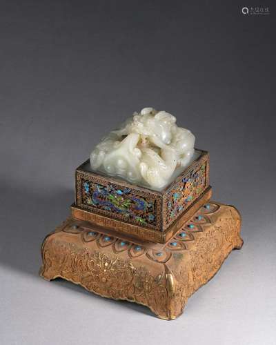 A gilding silver-inlaid jade dragon seal with gilding copper...