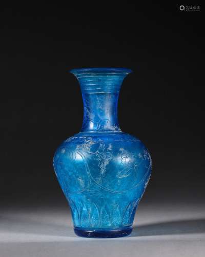 An interlocking flower patterned glass vase