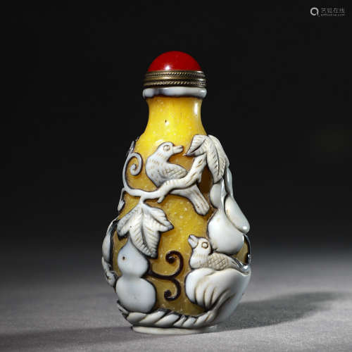 A floral and bird snuff bottle